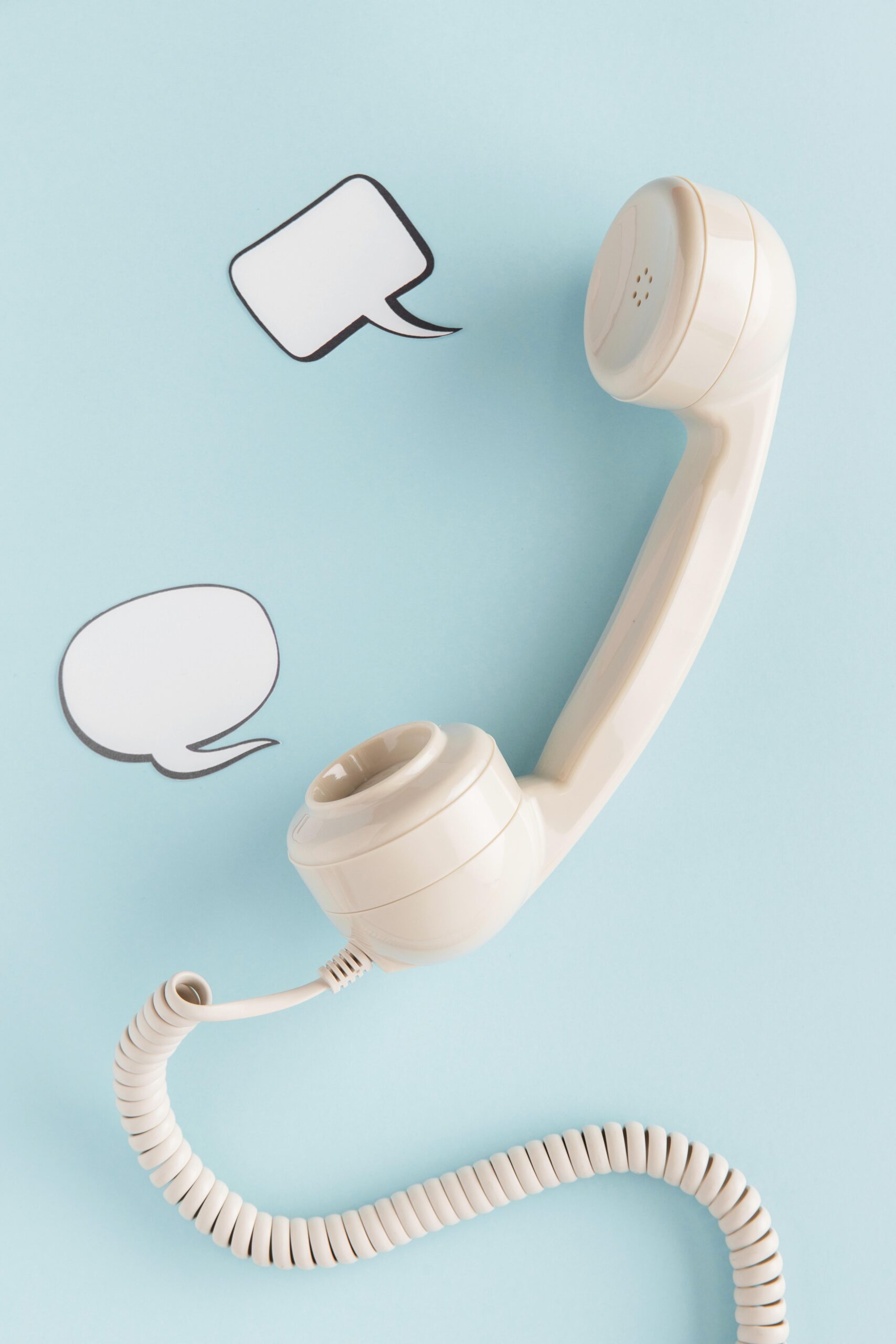 flat-lay-retro-telephone-receiver-with-chat-bubbles